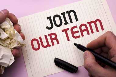 Word metin ekibimiz katılmak yazma. İş kavramı için bizim ekip çalışması işgücü istedim adam tarafından defter kağıt tutan işaretçisi üzerinde düz arka plan üzerinde yazılı işe alım yer.