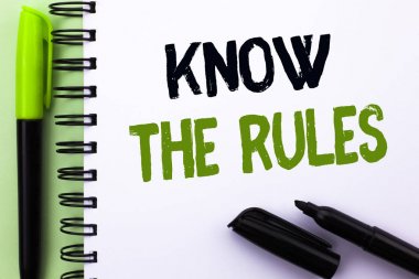 The Rules biliyorum gösterilen metin işareti. Kavramsal fotoğraf kanunlar yönetmelikler protokolleri yeşil renkli Marker defter kitap ve kalem yanında yazılan yordamları dikkat.