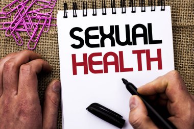 Cinsel Sağlık gösterilen metin işareti. Kavramsal fotoğraf Std önleme kullanım koruması sağlıklı alışkanlıkları seks Marker defter kitap jüt üzerinde arka plan Pins yanında Holding adam tarafından yazılmış iyi bak