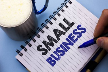 Kavramsal el küçük işletme gösterilen yazma. İş fotoğraf metin küçük başlayan sanayi girişimci Studio defter kitap ayracı Holding düz arka plan üzerinde Kupası adam tarafından yazılmış mağaza.