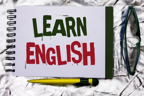 Szöveg jel mutatja Tanuljon angolul. Fogalmi fénykép tanulni egy másik nyelvet tanulni valami külföldi kommunikációs írt könyv Notebook a textúrázott háttérre toll és szemüveg mellette. — Stock Fotó