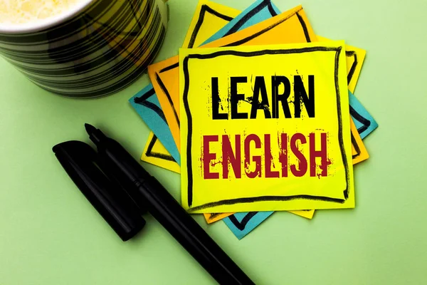 Escritura a mano Aprende inglés. Concepto que significa Estudiar otro idioma Aprende algo Comunicación extranjera escrita en Sticky Note Paper sobre el fondo llano con pluma y taza de café . —  Fotos de Stock