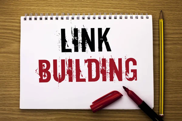 Schrijven van notitie weergegeven: van Link Building. Zakelijke foto presentatie van proces van het verwerven van hyperlinks uit andere websites verbinding geschreven op Notebook boek over de houten achtergrond Marker Pen en papier. — Stockfoto