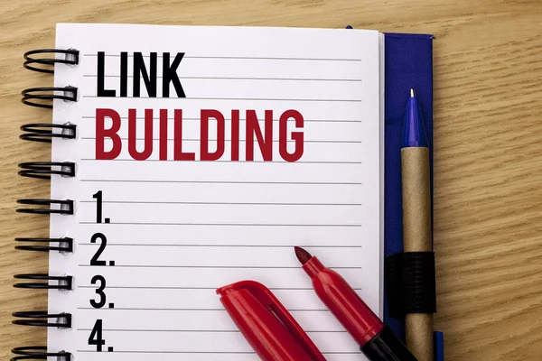 Handschrift Text Schreiben Link Building. Konzept bedeutet Prozess der Erfassung von Hyperlinks von anderen Webseiten Verbindung auf Notizbuch auf dem hölzernen Hintergrund Marker und Bleistift daneben geschrieben. — Stockfoto