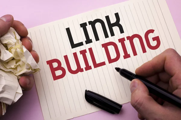 Woord schrijven tekst Link Building. Businessconcept voor het proces van het verwerven van hyperlinks uit andere websites verbinding geschreven door Man op Notebook papier Holding Marker op de vlakte achtergrond. — Stockfoto