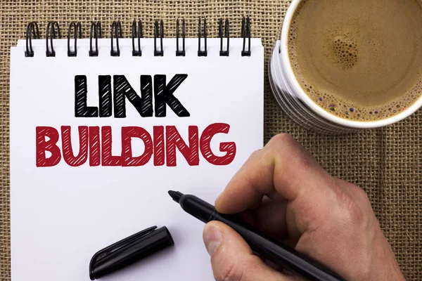 Tekst teken tonen van Link Building. Conceptuele foto proces van het verwerven van hyperlinks uit andere websites verbinding geschreven door Man Holding Marker op Notebook boek op de achtergrond van de jute koffiekopje. — Stockfoto