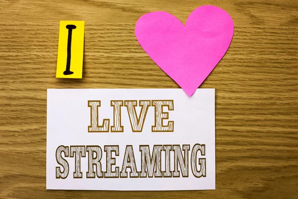 Γραφή κειμένου Word Live Streaming. Επιχειρηματική ιδέα για μετάδοση σε πραγματικό χρόνο πολυμέσων Multimedia τεχνολογία μετάδοσης γραμμένο σε κολλώδη σημείωση χαρτί στο φόντο ξύλινη ροζ καρδιά δίπλα. — Φωτογραφία Αρχείου