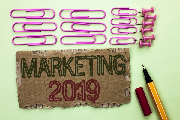 Escritura a mano de texto Marketing 2019. Concepto que significa Año Nuevo Estrategias de Mercado Nuevo comienzo Ideas de Publicidad escritas en Tear Cardboard Pieza sobre fondo liso Marcador y Pines a su lado . — Foto de Stock