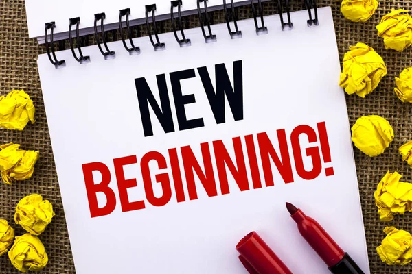 Texto de caligrafia New Beginning Motivational Call. Conceito que significa Fresh Start Changing Form Growth Life escrito no Notebook Livro sobre o fundo da juta Marcador ao lado dele . — Fotografia de Stock