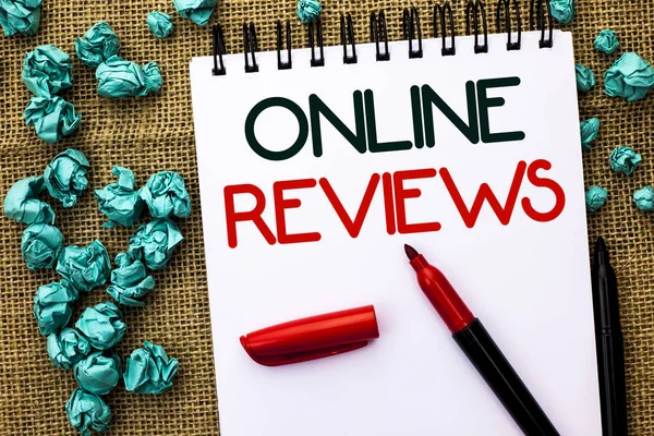 Opmerking toont Online Reviews schrijven. Zakelijke foto presentatie van Internet evaluaties Rating adviezen klanttevredenheid geschreven op Notebook boek op de achtergrond van de jute Markers ernaast. — Stockfoto