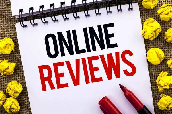 Manuskriving Online Review (engelsk). Begrepe som betyr internettevalueringer, kunderettighetsuttalelser, skrevet på Notebook Book om jute-bakgrunnsmarkeringen ved siden av . – stockfoto