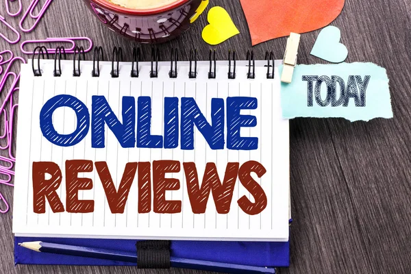 Почерк написания текста Online Reviews. Концепция, означающая оценку Интернет Мнения клиентов Удовлетворение клиентов, написанное на ноутбуке на деревянном фоне Сегодня сердца булавки рядом с ним . — стоковое фото