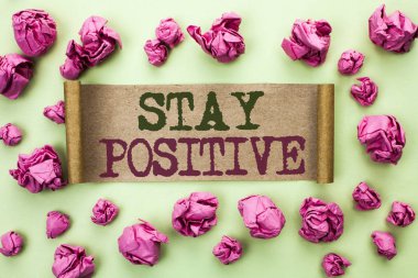 Word yazı metni kalın olumlu. İş kavramı için olabilir iyimser motive iyi tutum ilham üzerinde açık yeşil düz renkli karton parçası üzerinde yazılı umutlu.