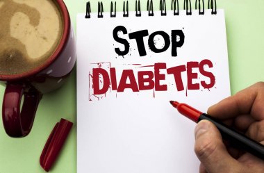 Word metin yazma durdurmak diyabet. İş kavramı şeker düzeyleri sağlıklı diyet beslenme adam tarafından Holding defter kitap ayracı düz arka plan kahve fincanı yazılı alışkanlıklarınızı iyi bak için