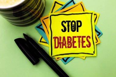 Durdurmak diyabet yazma el yazısı metin. Göz kulak şeker düzeyleri sağlıklı diyet beslenme kalem ve kahve fincanı ile düz arka plan üzerinde yapışkan not kağıdına yazılı alışkanlıkları anlam kavramı.