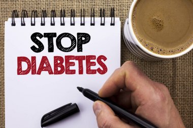 Durdurmak diyabet gösterilen metin işareti. Kavramsal fotoğraf kendine iyi bak şeker düzeyleri sağlıklı diyet beslenme adam tutarak Marker tarafından defter kitap jüt özgeçmişlerine kahve fincanı yazılı alışkanlıkları.