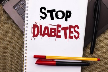 Durdurmak diyabet gösterilen not yazma. Take bakım şeker düzeyleri sağlıklı diyet beslenme defter kitap yazıldı alışkanlıkları dizüstü bilgisayarda jüt ile yerleştirilen iş fotoğraf vitrine arka plan kalemler