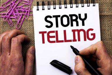 Hikaye anlatmaya gösterilen metin işareti. Kavramsal fotoğraf söyle ya da yazma kısa öyküler paylaşım kişisel deneyimlerini Marker defter kitap jüt üzerinde arka plan Pins yanında Holding adam tarafından yazıldı