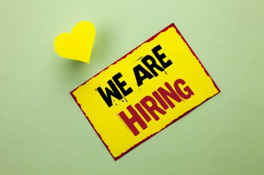 Word metin çoğu işe yazma. İş kavramı yetenek avcılık iş pozisyon istedim işgücü İK düz arka plan kalp yanındaki sarı yapışkan not kağıdına yazılı işe alım için.