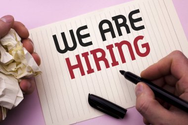 Word metin çoğu işe yazma. İş kavramı yetenek avcılık iş pozisyon istedim işgücü İK adam tarafından defter kağıt tutan işaretçisi üzerinde düz arka plan üzerinde yazılı işe alım için.