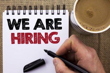 Çoğu işe gösterilen metin işareti. Kavramsal fotoğraf yetenek avcılık iş pozisyon istedim işgücü İK adam tutarak Marker tarafından defter kitap jüt özgeçmişlerine kahve fincanı yazılı işe alım.