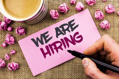 Kavramsal el vardır işe gösterilen yazma. İş fotoğraf metin yetenek avcılık iş pozisyon istedim işgücü İK adam tutarak Marker jüt özgeçmişlerine Kupası kağıtta yazılı işe alım