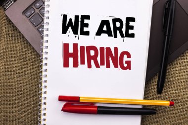 Çoğu işe gösterilen not yazma. Arka plan kalem iş fotoğraf vitrine yetenek avcılık iş pozisyon istedim işgücü İK defter kitap yazıldı işe alım dizüstü bilgisayarda jüt ile yerleştirilir.