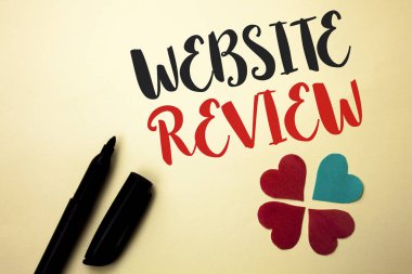 Word yazı metni Web sitesi inceleme. İş kavramı ana değerlendirme müşteri görüş memnuniyeti yanında düz arka plan kalpler Marker tarafından yazıldı sıralama.