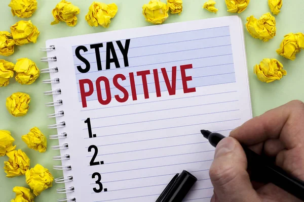 Escrever um bilhete a mostrar "Mantenham-se positivos". Foto de negócios mostrando Seja otimista Motivado Boa Atitude Inspirado Esperançoso escrito por Man Holding Marker no Notebook Book . — Fotografia de Stock