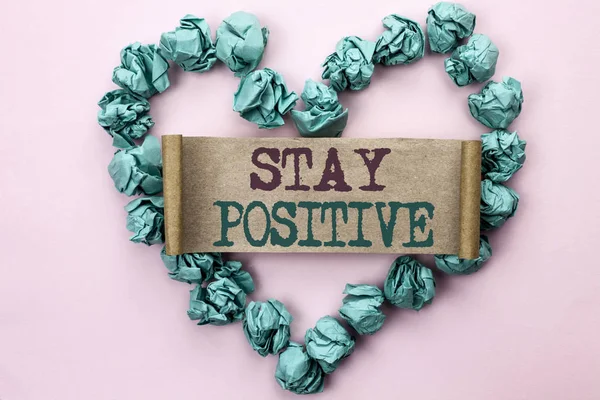 Scrivere una nota che mostra Stay Positive. Business photo showcase Be Optimistic Motivato Buon Atteggiamento Ispirato Speranzoso scritto su Cartone Pezzo su Cuore sullo sfondo chiaro rosa pianura . — Foto Stock