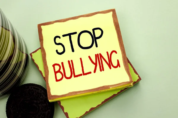 Концептуальный почерк, показывающий Stop Bullying. Не продолжайте оскорбление агрессии Нападение Нападение Страх, написанный на липкие записки бумаге на простом фоне Кубок . — стоковое фото