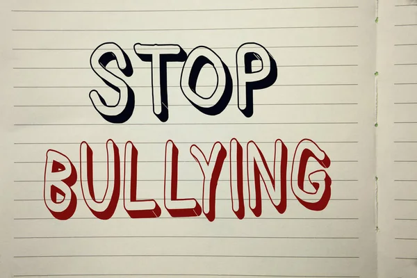 Signo de texto que muestra Stop Bullying. Foto conceptual No continúe Abuso Acoso Agresión Agresión Asustamiento Escrito en Notebook Book . — Foto de Stock