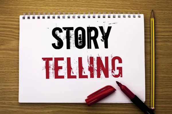 Hikaye anlatmaya gösterilen not yazma. Söyle ya da yazmak kısa öyküler paylaşım kişisel deneyimlerini defter kitap ahşap arka plan Marker Kalem yazılı vitrine iş fotoğraf.