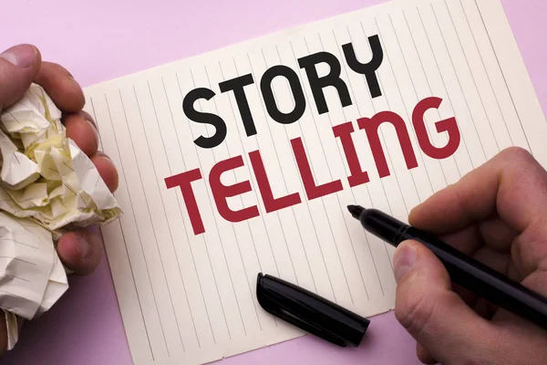 Parola di scrittura del testo Story Telling. Concetto di business per raccontare o scrivere brevi storie Condividere esperienze personali scritte dall'uomo su taccuino Paper Holding Marker in background . — Foto Stock