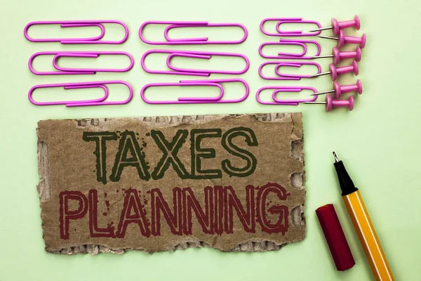 Handschrift Text Schreiben Steuerplanung. Konzept bedeutet Finanzplanifizierung Besteuerung von Unternehmen Zahlungen vorbereitet geschrieben auf Reißbrett Stück auf einfachem Hintergrund Marker und Pins daneben. — Stockfoto