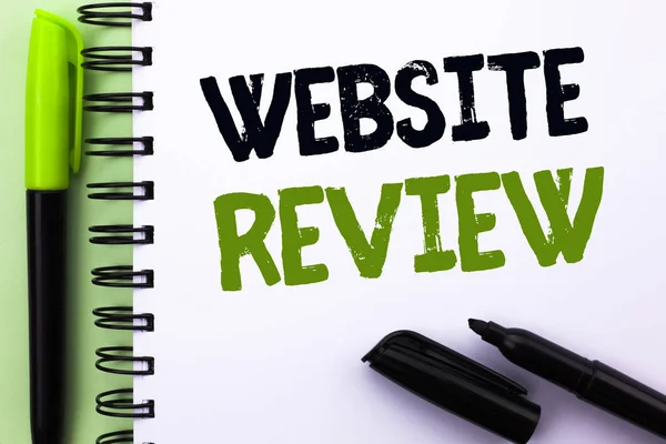 Tekst teken weergegeven: Website Review. Conceptuele foto Homepage evaluatie klant advies tevredenheid Ranking geschreven op Notebook boek over de groene achtergrond Marker en Pen ernaast. — Stockfoto