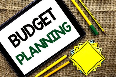 Bütçe Planlama gösterilen metin işareti. Kavramsal fotoğraf kazanç ve jüt arka planda kalem kalem Tablet ve yapışkan not kağıtları yazılı giderleri finansal Plannification değerlendirilmesi