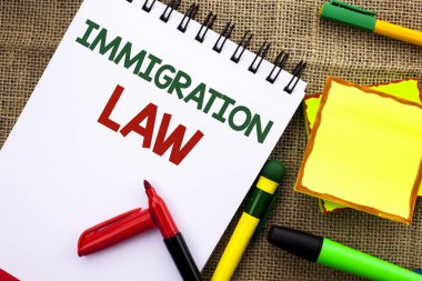 Göç yasası gösterilen not yazma. Jüt arka yapışkan not kağıtları kalem defter kitap yazıldı Göçmenler sınır dışı etme kuralları için ulusal düzenlemeler vitrine iş fotoğraf