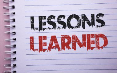 Word metin yazma ders öğrendim. Defter kitap düz arka plan üzerinde yazılı gelecekte dikkate alınması gereken deneyimleri için iş kavramı.