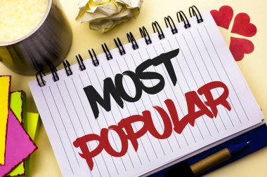 En popüler gösterilen not yazma. Üst puan Bestseller favori ürün veya sanatçı tanıtımları iş fotoğraf defter kitap düz arka plan Kupası kalem kalpler yazılı sıralamasında 1