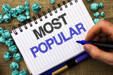 Metin yazma en popüler kelime. İş kavramı üst puan Bestseller favori ürün ya da sanatçı adam tutarak Marker tarafından defter kitap jüt arka plan üzerinde yazılı sıralamasında 1.