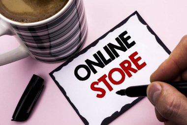 Online Store yazma el yazısı metin. Adam tarafından Marker düz arka plan kahve fincanı tutan yapışkan not kağıdına yazılı net satın alabilirsiniz nerede iş web sitesi Internet anlam kavramı ile ilgili