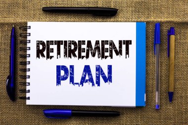Kavramsal el emeklilik planı gösterilen yazma. İş fotoğraf metin tasarruf yatırım gelirleri için sağlayan emekli işçi defter kitap jüt üzerinde yazılı kalem yanında arka plan.