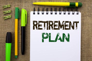 Word metin yazma emeklilik planı. Defter kitap jüt arka plan üzerinde kalem ve Klipler yanında yazılı emekli işçi gelirleri sağlama tasarruf yatırımları için iş kavramı.