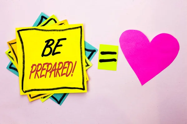 Sinal de texto mostrando Be Prepared Motivational Call. Foto conceitual Fique pronto Disposto a aproveitar uma oportunidade escrita em Yellow Sticky Note Paper no fundo liso Pink Heart ao lado dele . — Fotografia de Stock