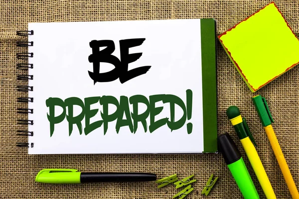 Segno di testo che mostra Be Prepared Motivational Call. Foto concettuale Rimanere pronti Disposti a cogliere l'occasione scritta sul taccuino Libro sullo sfondo della iuta Penne clip Appiccicoso Nota accanto ad esso . — Foto Stock