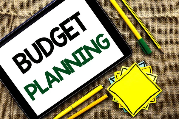 显示预算计划的文本符号。概念照片财务 Plannification 在黄麻背纸上写的收入和费用的评估钢笔铅笔和粘纸条 — 图库照片