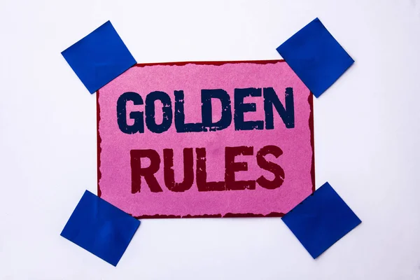 概念的な手書きのゴールデン ルールを示します。ビジネス写真本文規制原則コア目的計画規範ポリシー ステートメントに無地の背景ピンクの付箋メモ紙に書かれて. — ストック写真