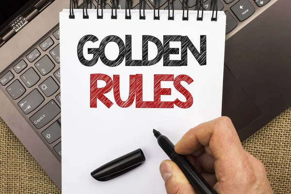 単語の本文のゴールデン ルールを書きます。ラップトップ上のジュート バック グラウンドに規制原則コア目的計画規範ポリシーによって書かれた文男持株ペン ノート本のビジネス コンセプト — ストック写真
