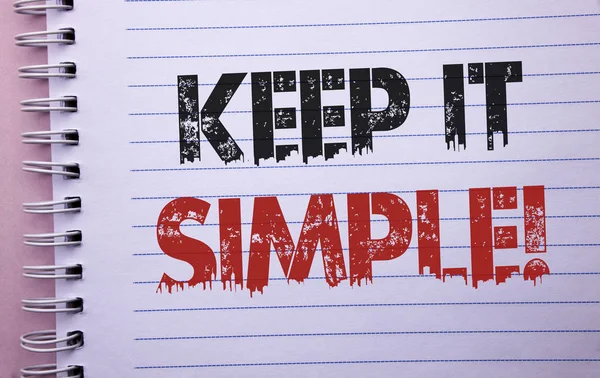 Texto de escritura de palabras Keep It Simple Motivational Call. Concepto de negocio para simplificar las cosas Fácil Ideas concisas claras escritas en el cuaderno Libro en el fondo llano . — Foto de Stock